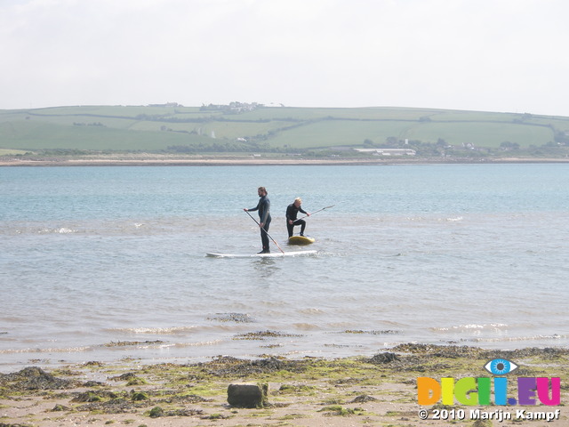 JT00927 Brad and Marijn stand up paddling (sup) on River Taw estuary